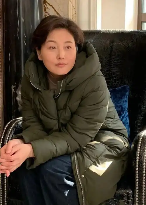 颜色_黑色_显得