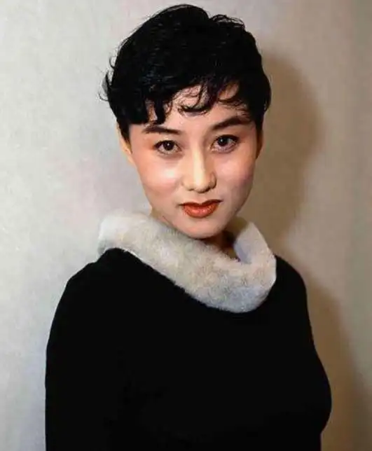 58岁利智近照曝光,出道时天使面孔,如今苍老了很多