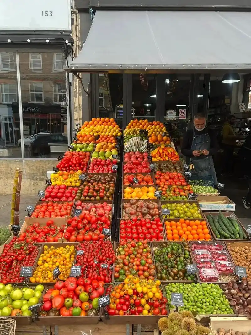 感受国外水果店的陈列艺术!96.这家水果陈列真的太艺术品了, - 抖音