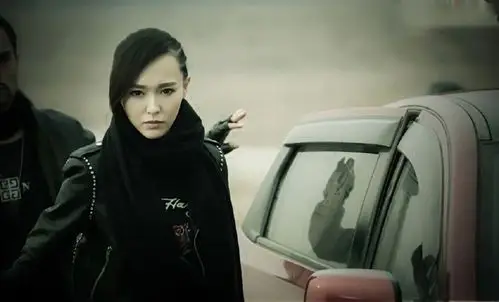 阿宁,唐嫣在《盗墓笔记》中扮演的阿宁真的是超酷,一改往日傻白甜的