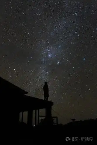 孤独的女人在屋顶上看 mliky 的方式和明星在巴厘岛的夜空