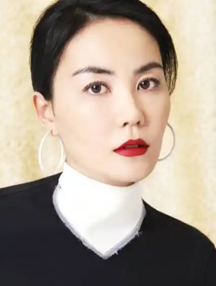 53岁王菲近照曝光,面色红润皮肤细嫩,与男子并肩合影显亲密1-度小视