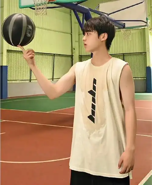 阳光帅气的少年,在篮球场上肆意挥洒汗水,少年感满满,真的会对打篮球