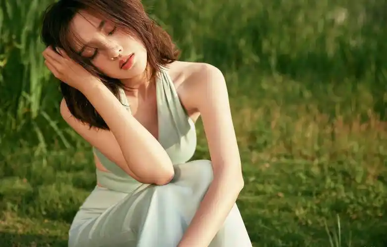 唐艺昕草绿连衣裙性感写真