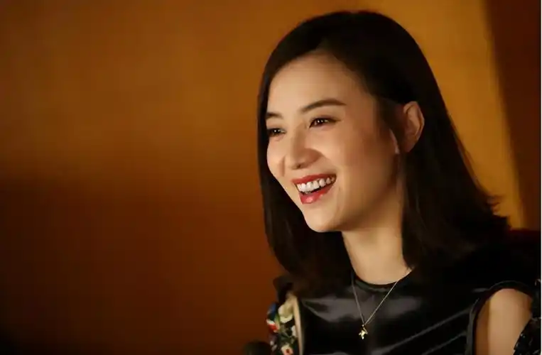 回顾42岁未婚未育的宋佳早已走上女演员的另一条大道