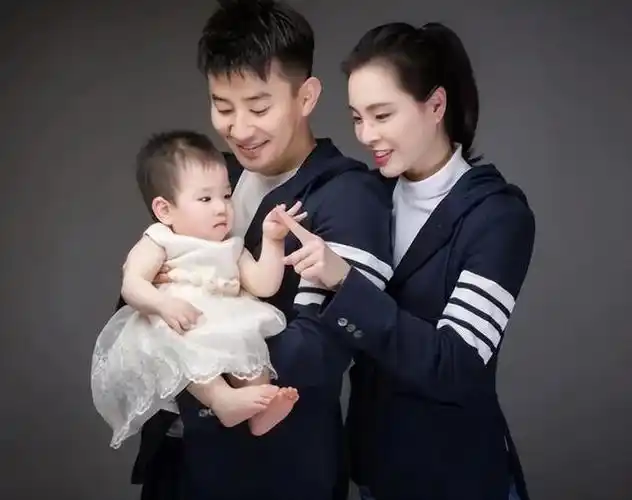 奥运冠军吴敏霞近况,罕晒一家四口全家福,39岁皮肤紧致身材傲人