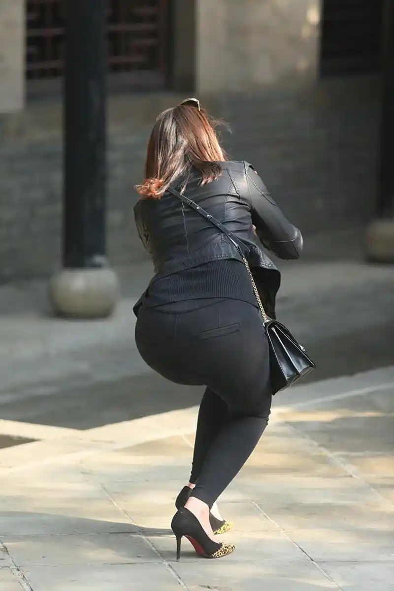 美臀蜜桃臀 紧身牛仔裤 微胖