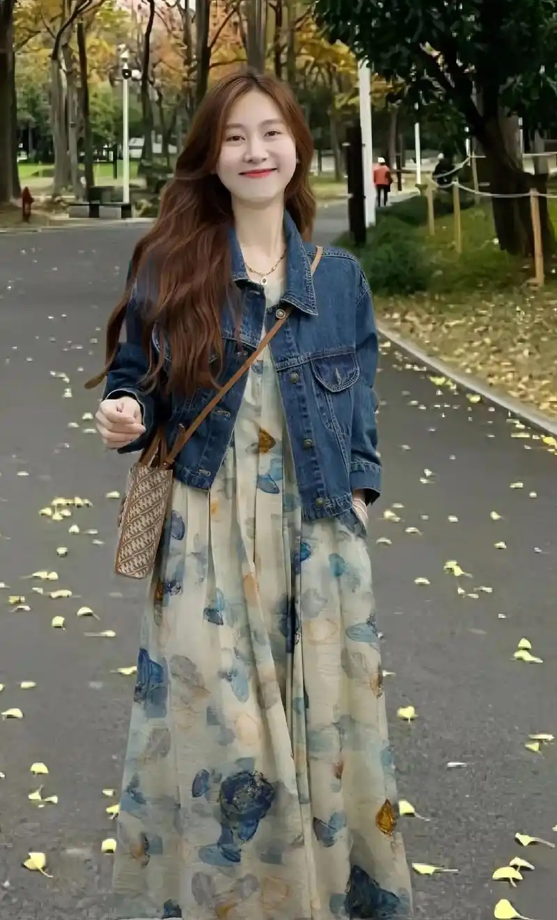 清新唯美的碎花吊带连衣裙子夏季女款,搭配牛仔外套更显时尚与个性!
