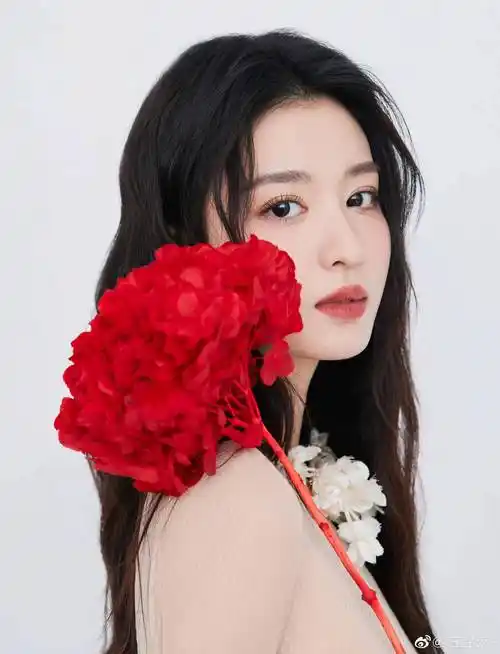 王楚然嗮照庆生,与红花相伴,展现自身带有的美感_微微_眼睛_脸蛋