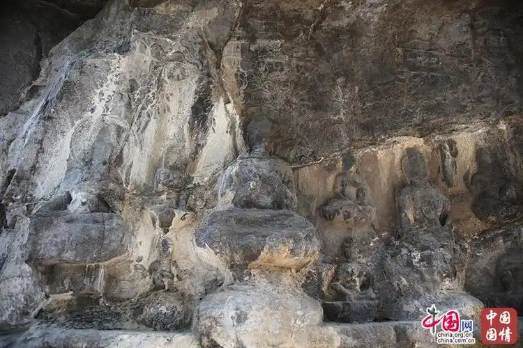 西方净土变龛上段中部刻一身结跏趺坐佛,施转法轮印,身着通肩大