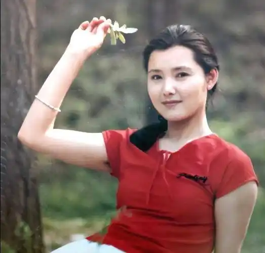 姜黎黎:三十岁主持舞台,患病后被丈夫宠上天,一家三口生活幸福_因为