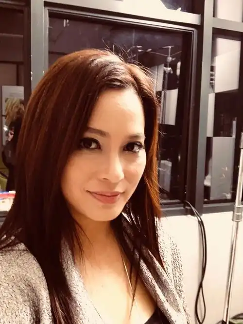 樊亦敏:看不起吴京分手,嫁豪门惨遭抛弃,今49岁在菜市场卖鱼