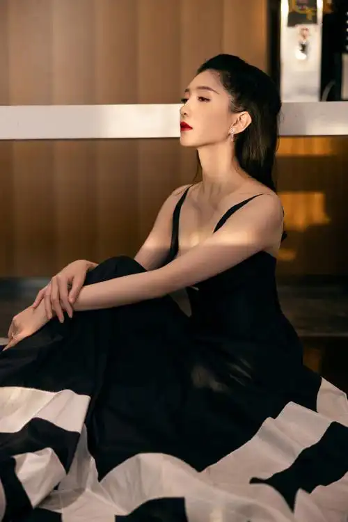 1220江疏影今天出席星光大赏红毯的江疏影两套服装亮相红毯造型身穿的