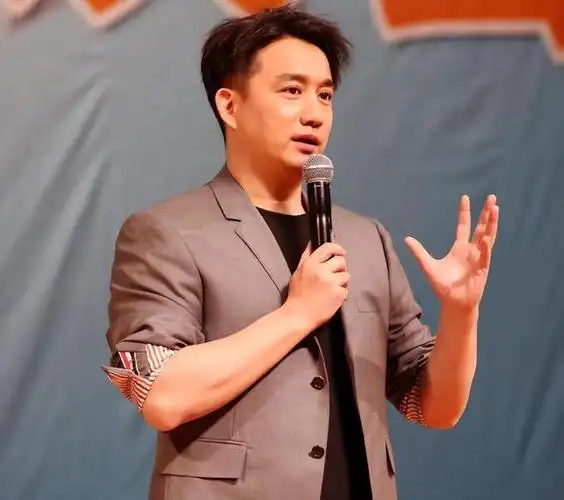 演员黄磊回应无戏可拍2年没拍戏3年没当男主综艺演戏都停了