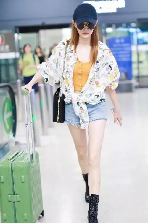 徐璐生活照更新,花衬衫搭配牛仔热裤,网友:好吃小姐姐的颜啊!