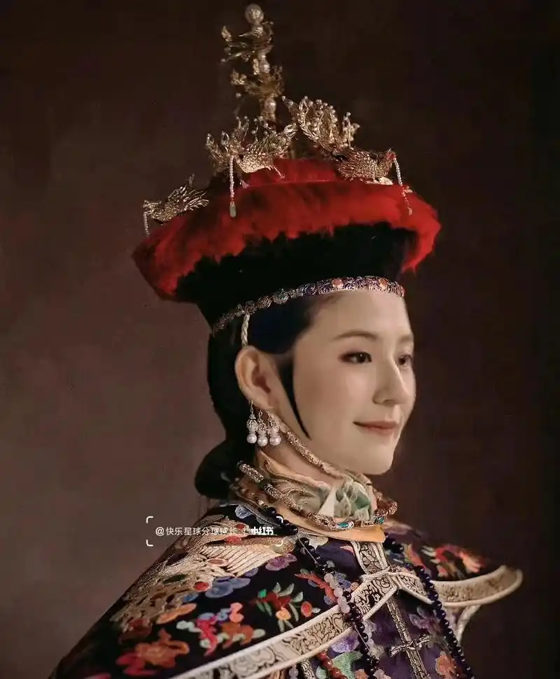 当《甄嬛传》的娘娘们穿上朝服,祺嫔娇俏可人,皇后端庄大气
