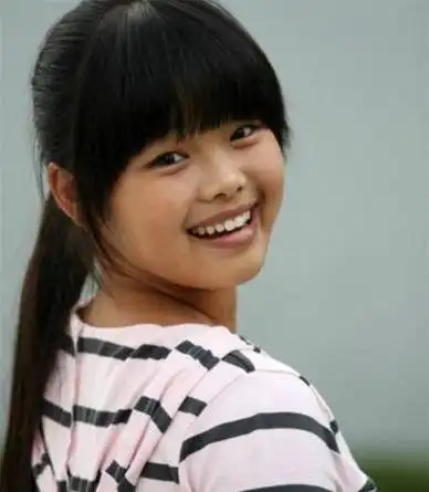 由于出演了《小兵张嘎》中的女主角英子,王莎莎从此爱上了演戏,小小