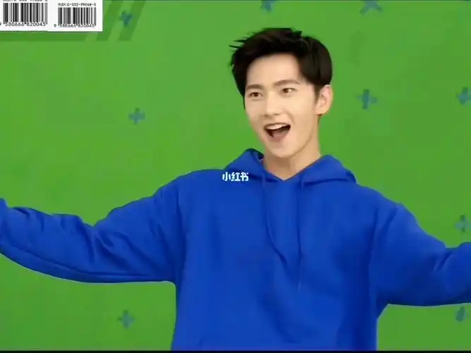 穿的应援色卫衣跳舞耶