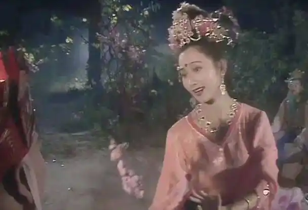 带着几分清新的明媚,婀娜的舞姿甚是动人;迷惑比丘国国王的白面狐狸精