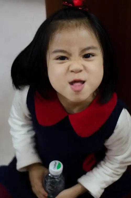 这个淘气的小女孩vivi,真的很惹人喜爱.