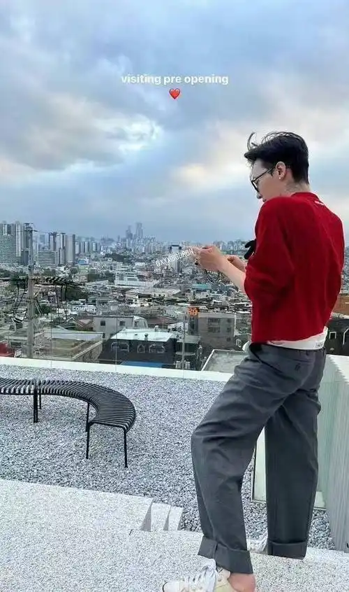 权志龙近照重回颜值巅峰!穿红色针织衫戴珍珠项链,坐姿太帅气