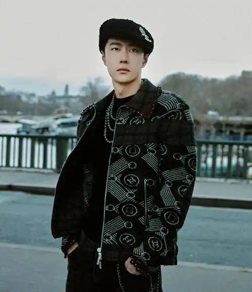 巴黎时装周下的王一博谣言与真相间的专注前行者