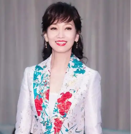 我心中的不老女神赵雅芝太敢穿没有她hold不住的衣服颜色