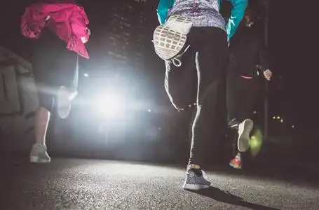 晚上跑步的人图片