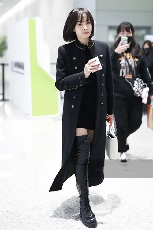 宋茜穿黑色长款大衣配黑色长靴美腿隐现 打扮清新时尚御姐范十足