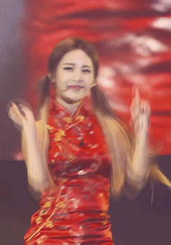 长发美女跳舞扭动红唇gif动图_动态图_表情包下载_soogif