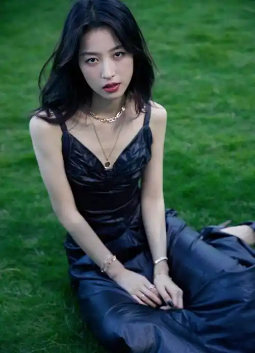周雨彤黑色吊带装优雅恬静写真_网友_气质_女神