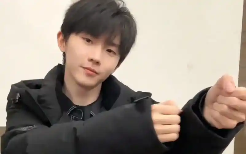 马嘉祺:爱到1440手势舞挑战一下!