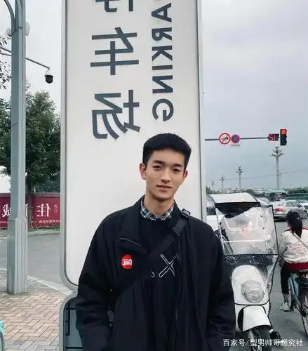 185cm高鼻梁的00后小帅哥,颜值太能打了