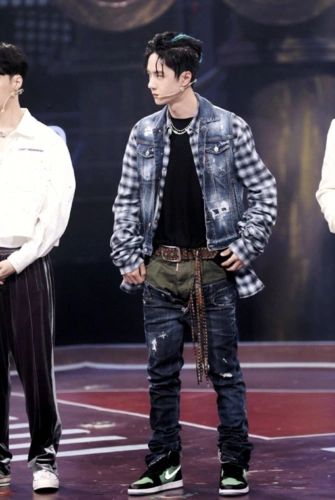 王一博赶着去录节目?牛仔裤都意外穿成堆堆裤,好在有"模特腿"