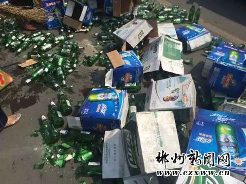 郴城一满载啤酒瓶小货车发生侧翻酒瓶散落