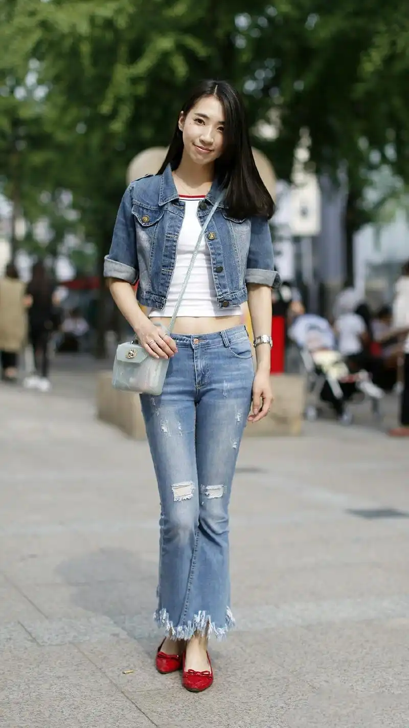 街拍:美女牛仔外套加半身裙独特造型,显得别致漂亮,凸显个性,穿搭前卫