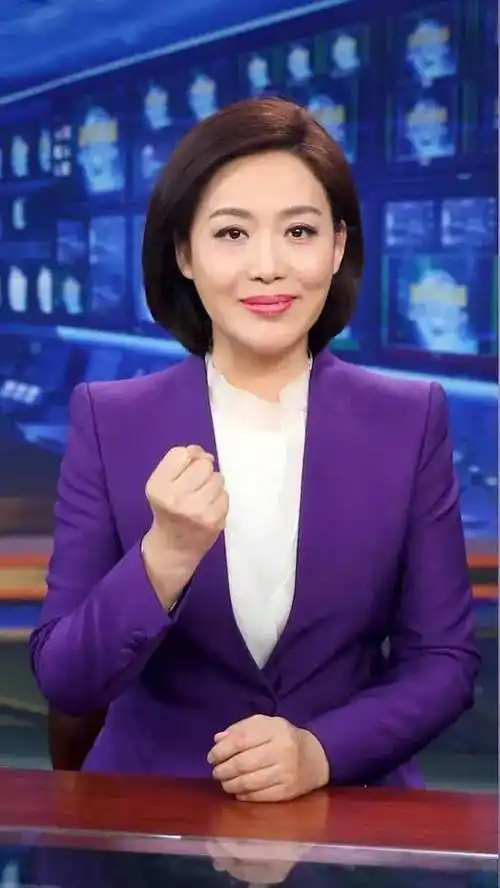 央视主持人郑丽近照,她长相出色,端庄秀丽,有一流的播音功底!