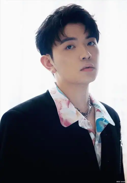 颜人中被拍到背着林允逛街牵手摸头的画面超甜期待两人上恋综