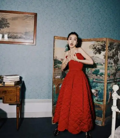 baby果然适合宫廷风着红色绒面抹胸长裙脸上表情鬼马灵动