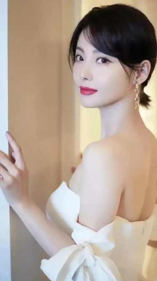 优雅迷人,身姿曼妙的张嘉倪,温婉秀丽的写真照!__财经头条