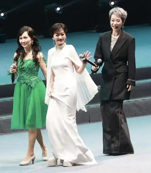 70岁赵雅芝和60岁叶童时隔30年再合体一个仍似仙女一个奶奶样