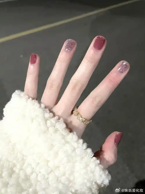 油的试色效果  超级温柔超级少女的一款颜色,涂三层是最好看的粉紫色