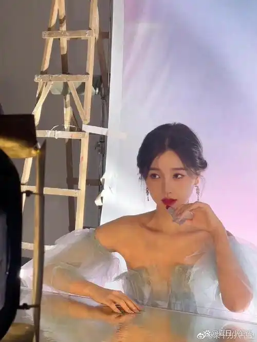 虞书欣婚纱造型美不过10秒