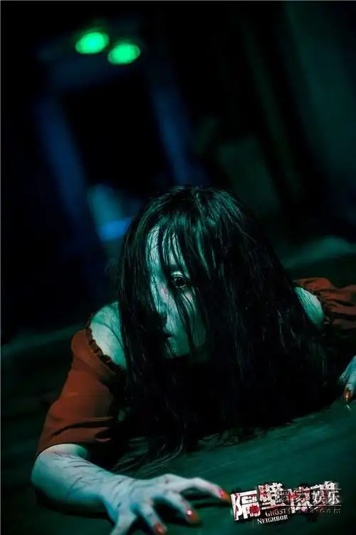 匍匐在楼道里的红衣"女鬼".