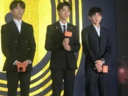 在三人合照里,一眼就能看出王源在身高上稍微逊色一些.