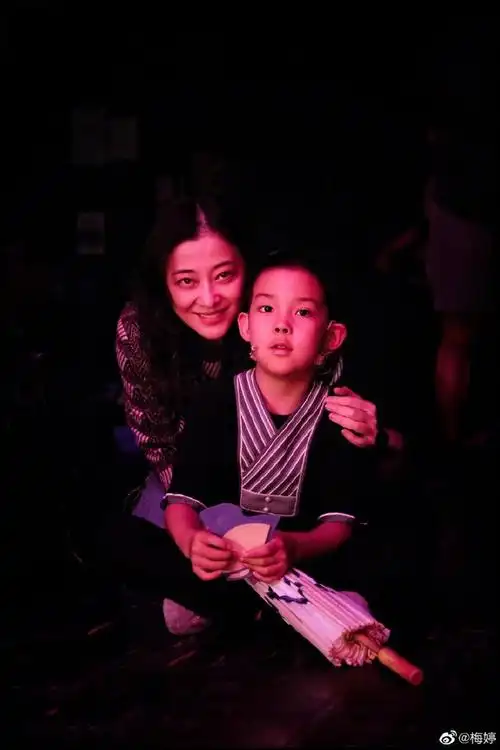 梅婷发文支持儿女话剧演出,快快和羊羊身穿演出服乖巧可爱