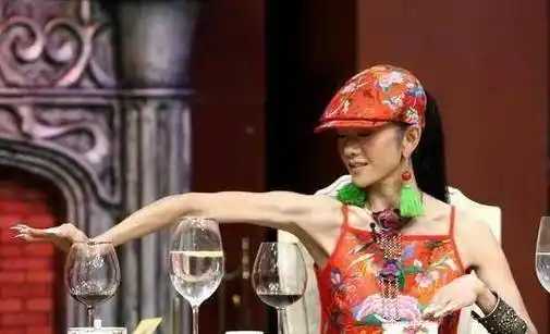 杨丽萍罕见35岁近照:那时她不留长指甲,不过度漂亮美得很自然_舞蹈