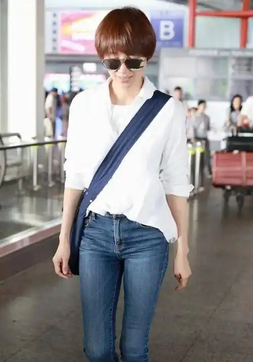 袁泉真是美出了高度把简单的衬衫穿出了独特的韵味