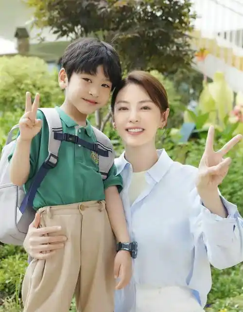 张雨绮恋情绯闻过后,晒出亲子合照庆祝儿童节,两人并无血缘关系_孩子
