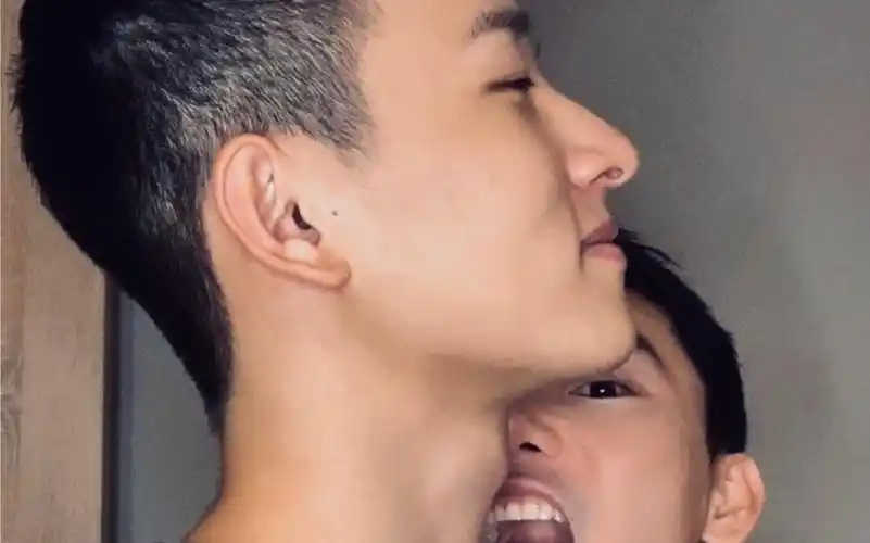 体育生男友居然有两个喉结